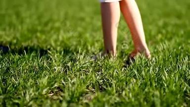 一个女孩赤着脚站在一片绿油油的草地上，夏天的时候，草地上长满了茂盛的青草。 <strong>身体部位</strong>